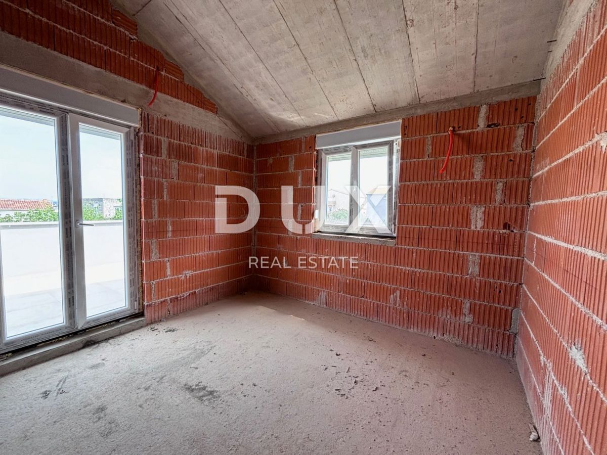 ISOLA DI PAŠMAN, TKON - Casa a due piani con vista mare in pessime condizioni