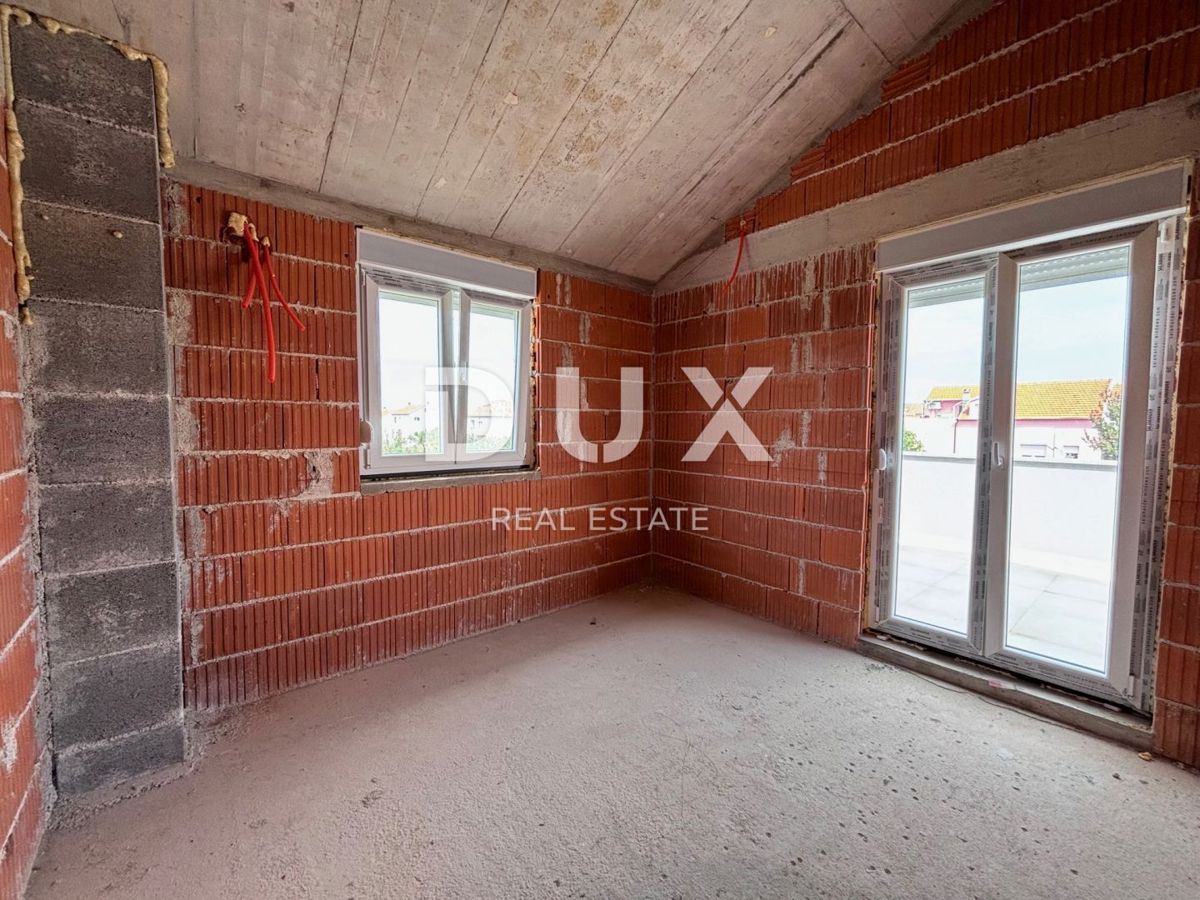 ISOLA DI PAŠMAN, TKON - Casa a due piani con vista mare in pessime condizioni