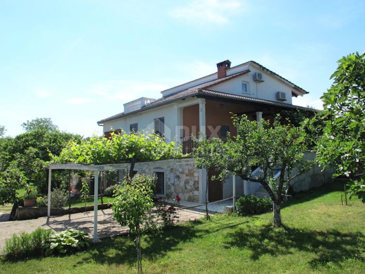 ISTRIA, KAROJBA - Casa con ampio giardino e vista