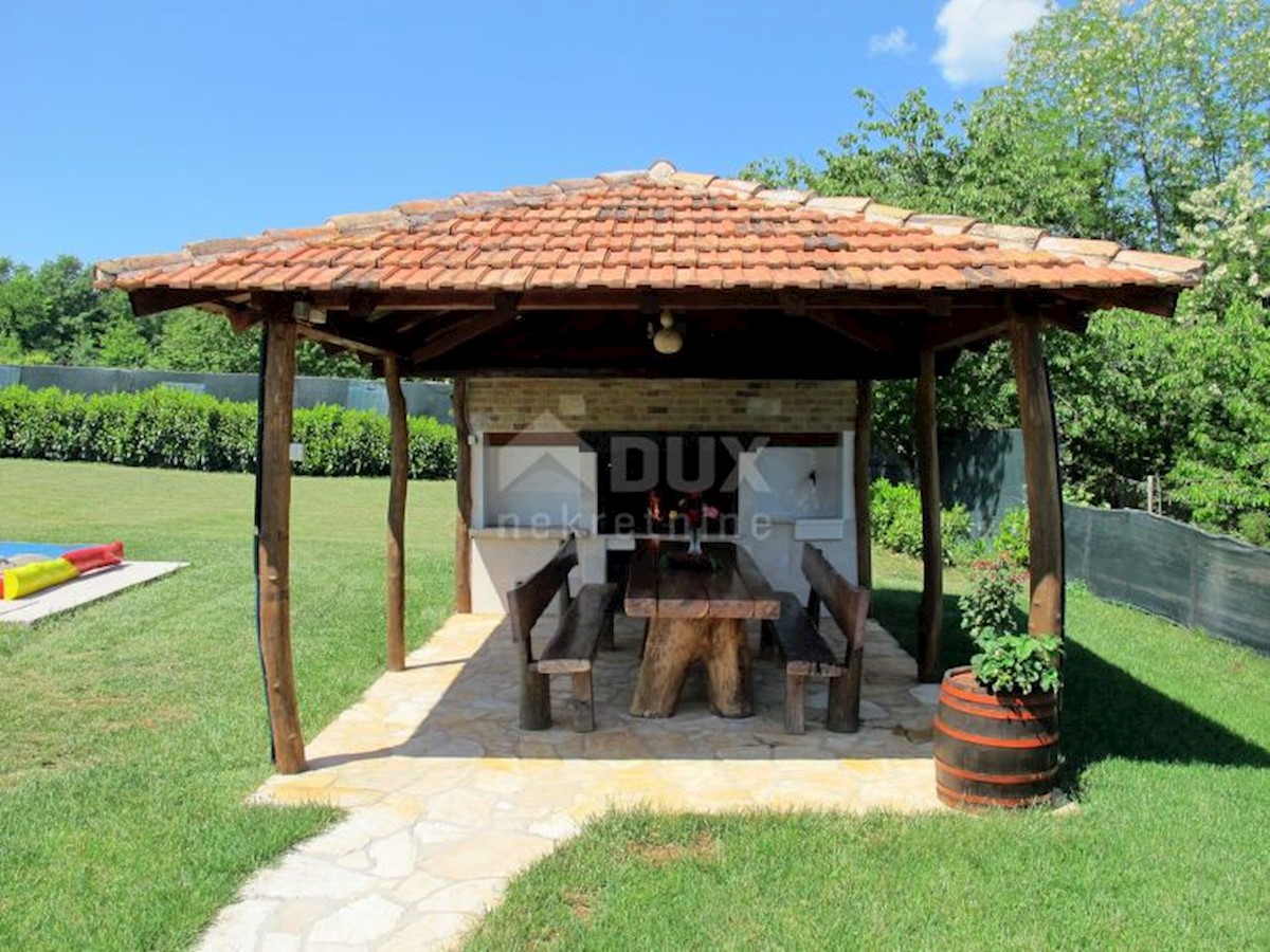 ISTRIA, KAROJBA - Casa con ampio giardino e vista