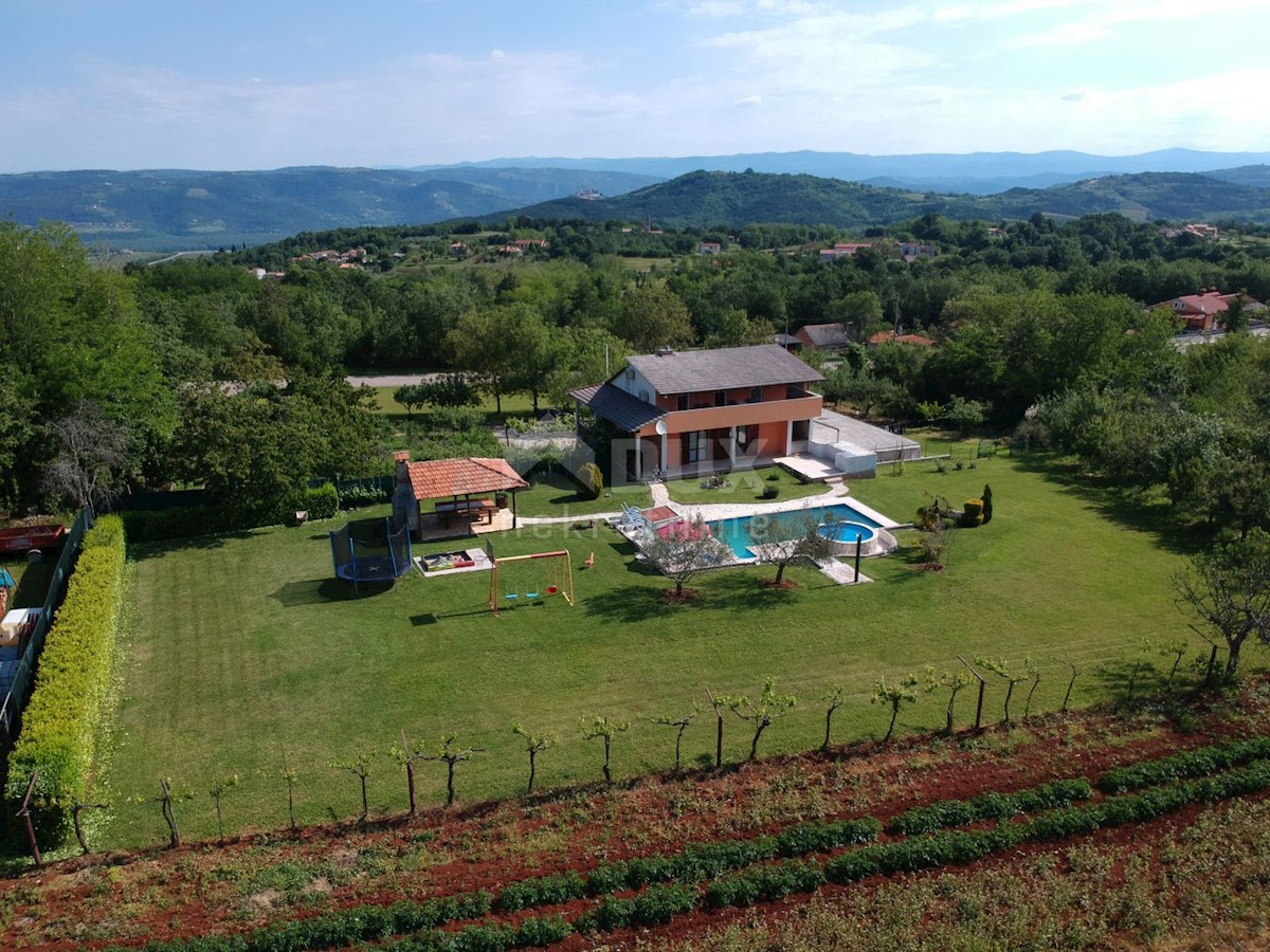 ISTRIA, KAROJBA - Casa con ampio giardino e vista