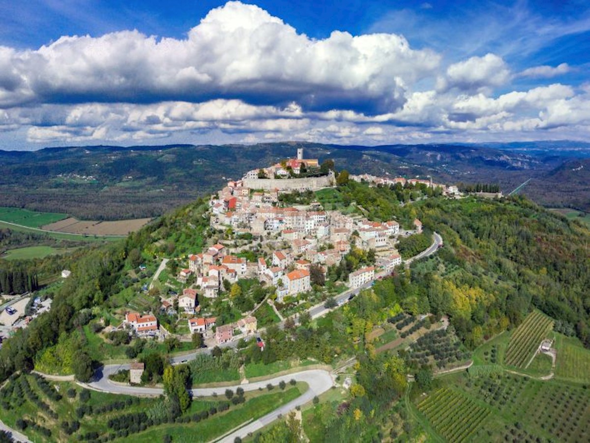 ISTRIA, KAROJBA - Casa con ampio giardino e vista