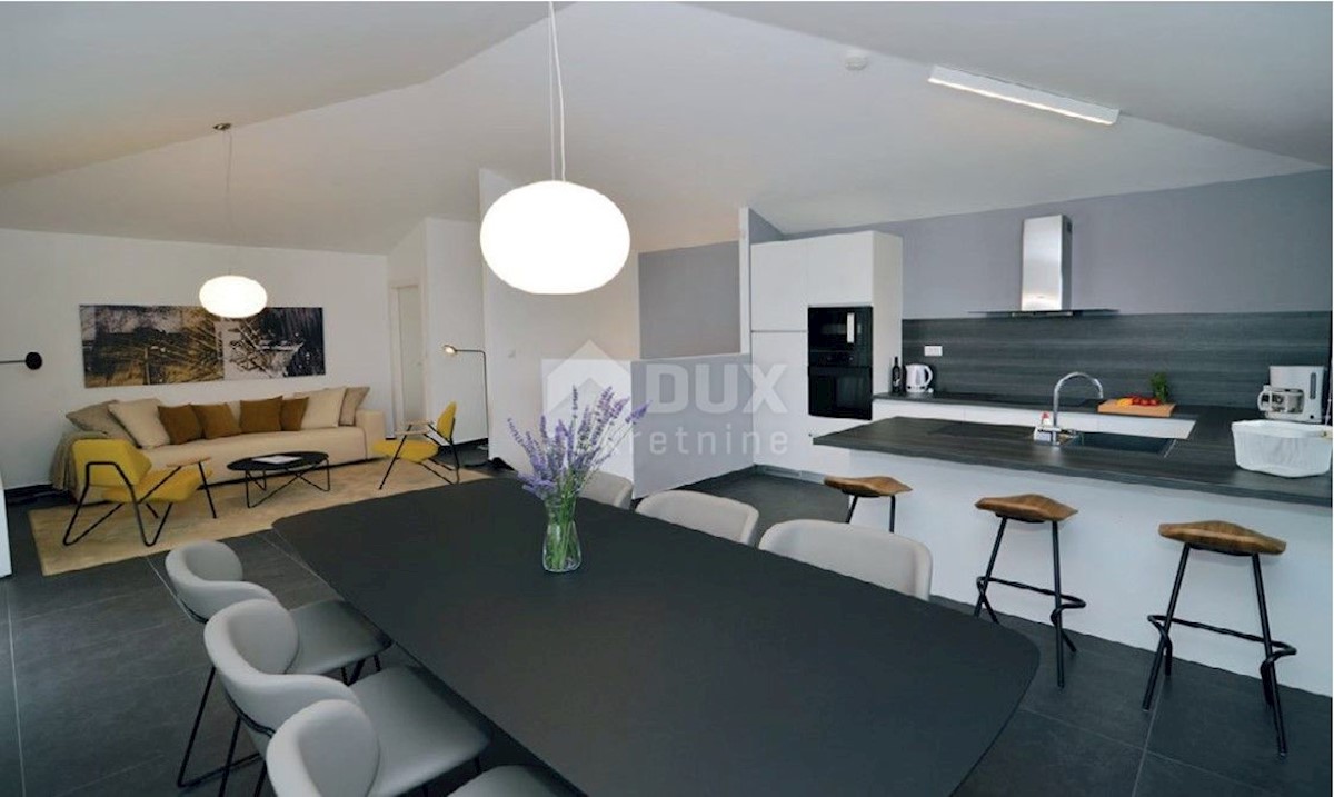 LOVRAN - Villa con piscina prima fila al mare