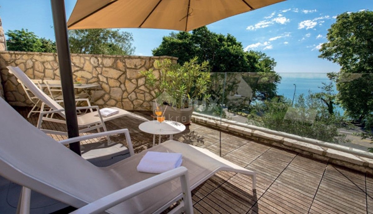 LOVRAN - Villa con piscina prima fila al mare