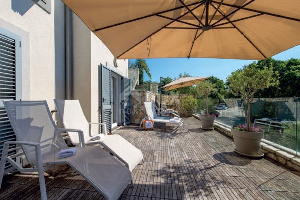 LOVRAN - Villa con piscina prima fila al mare