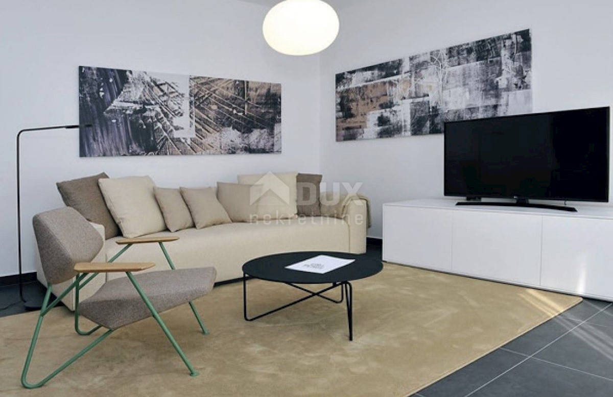 LOVRAN - Villa con piscina prima fila al mare