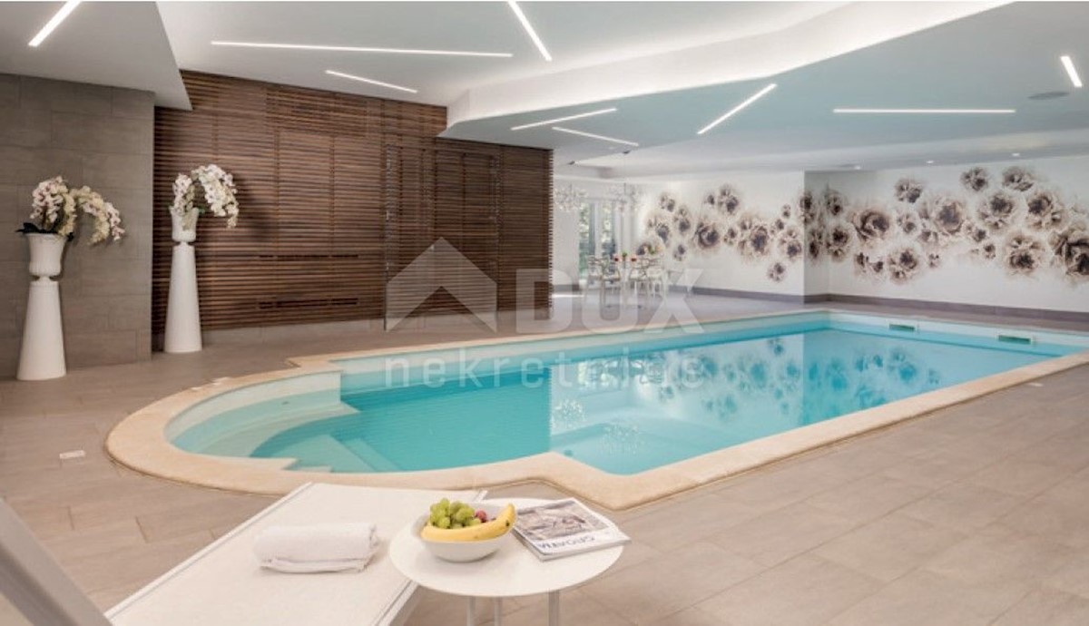 LOVRAN - Villa con piscina prima fila al mare