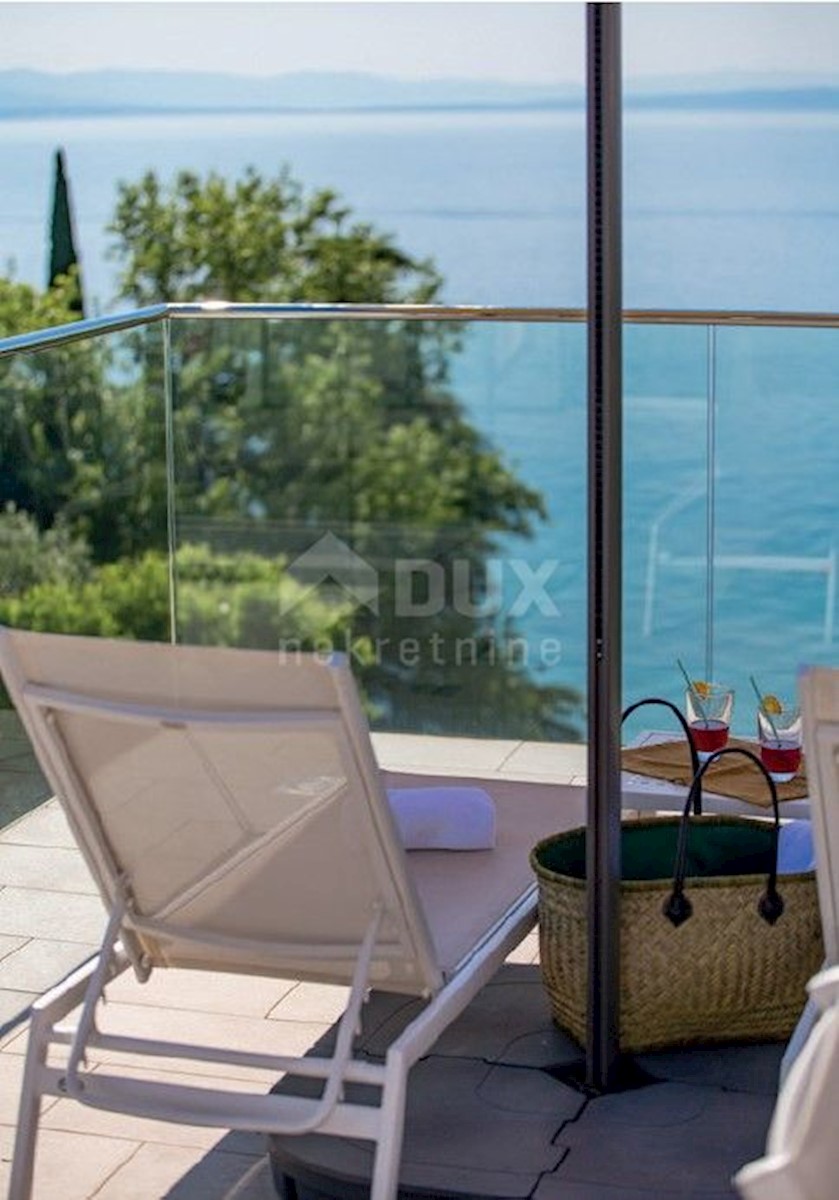 LOVRAN - Villa con piscina prima fila al mare