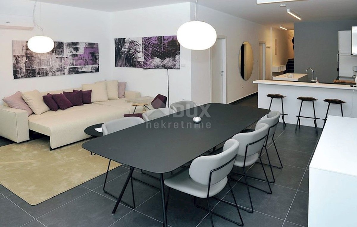 LOVRAN - Villa con piscina prima fila al mare