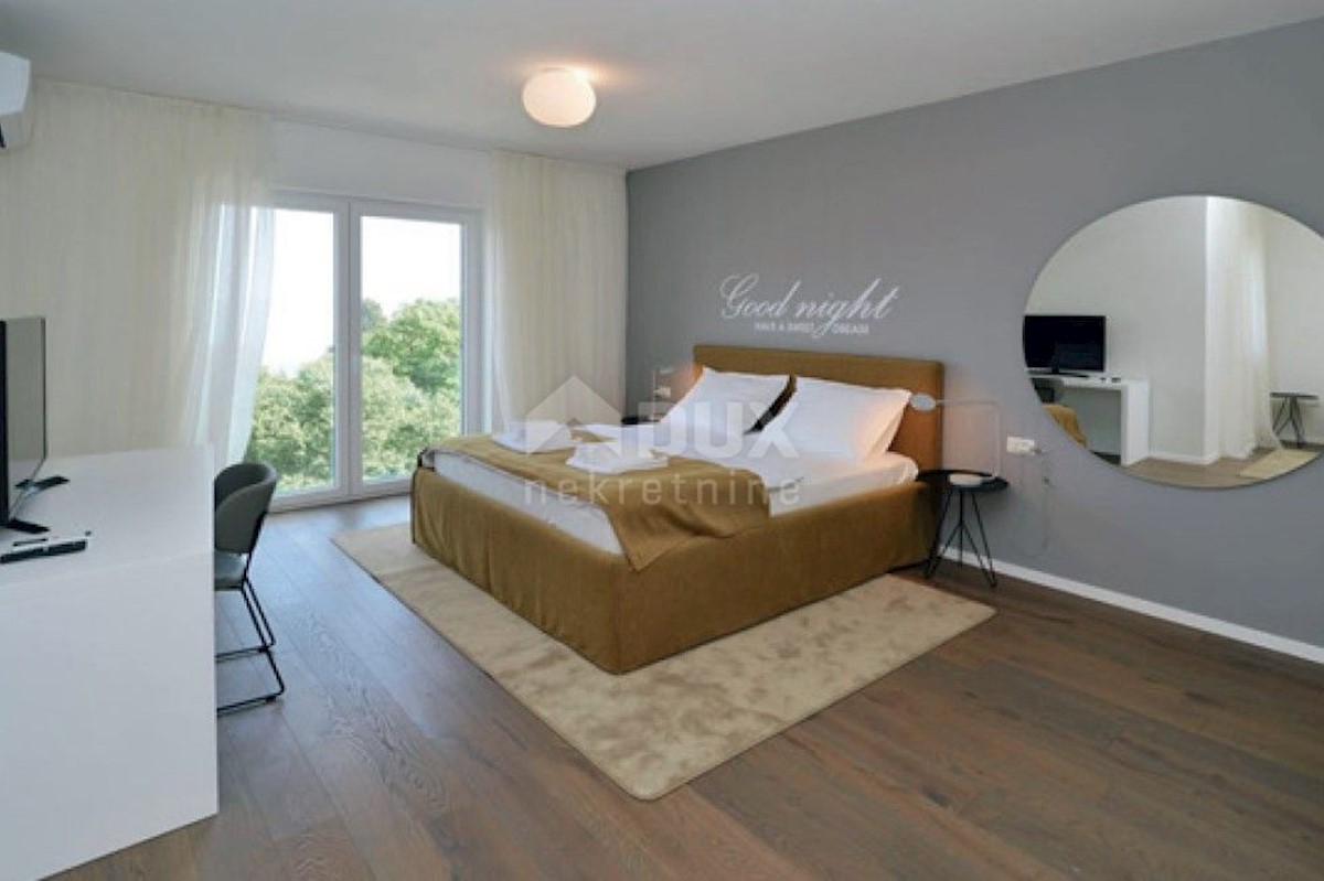 LOVRAN - Villa con piscina prima fila al mare