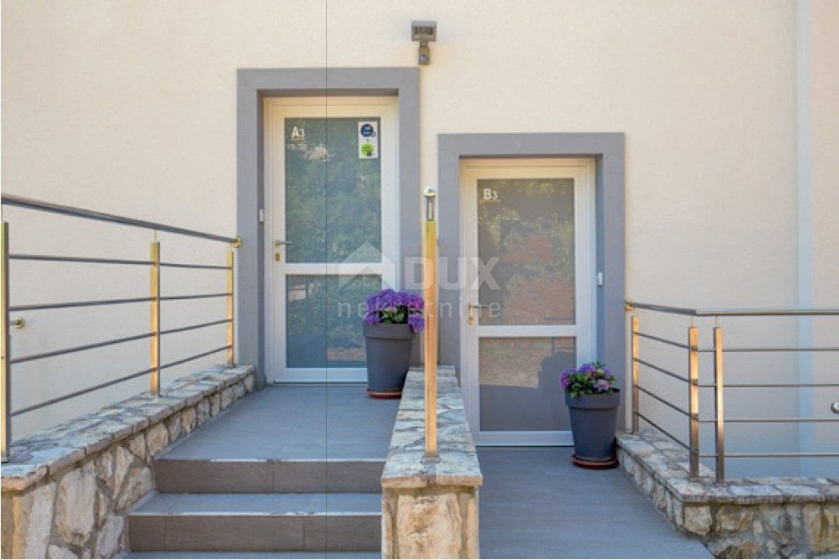 LOVRAN - Villa con piscina prima fila al mare