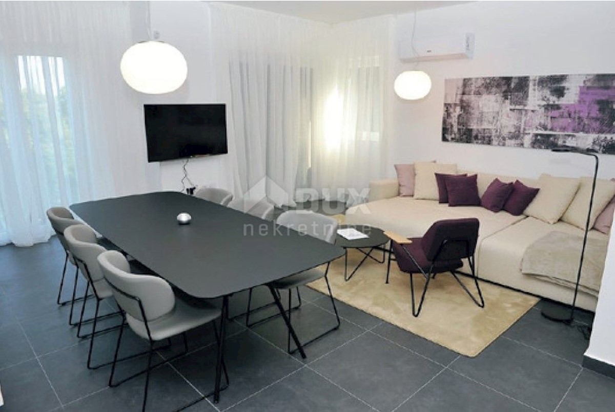 LOVRAN - Villa con piscina prima fila al mare