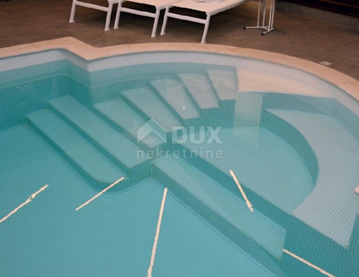 LOVRAN - Villa con piscina prima fila al mare