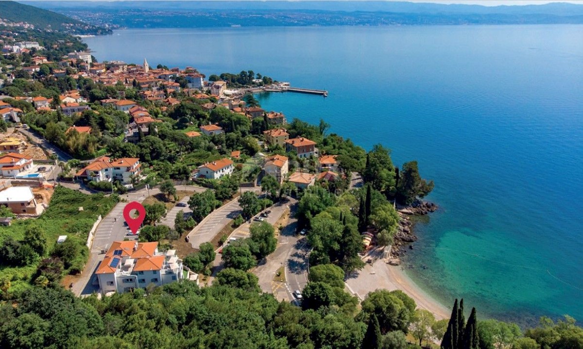 LOVRAN - Villa con piscina prima fila al mare