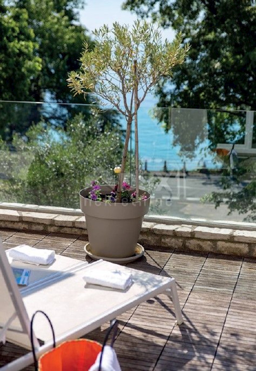 LOVRAN - Villa con piscina prima fila al mare