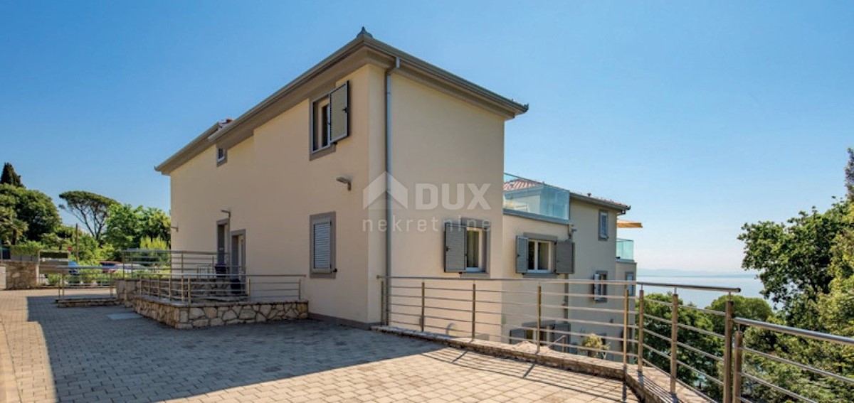 LOVRAN - Villa con piscina prima fila al mare