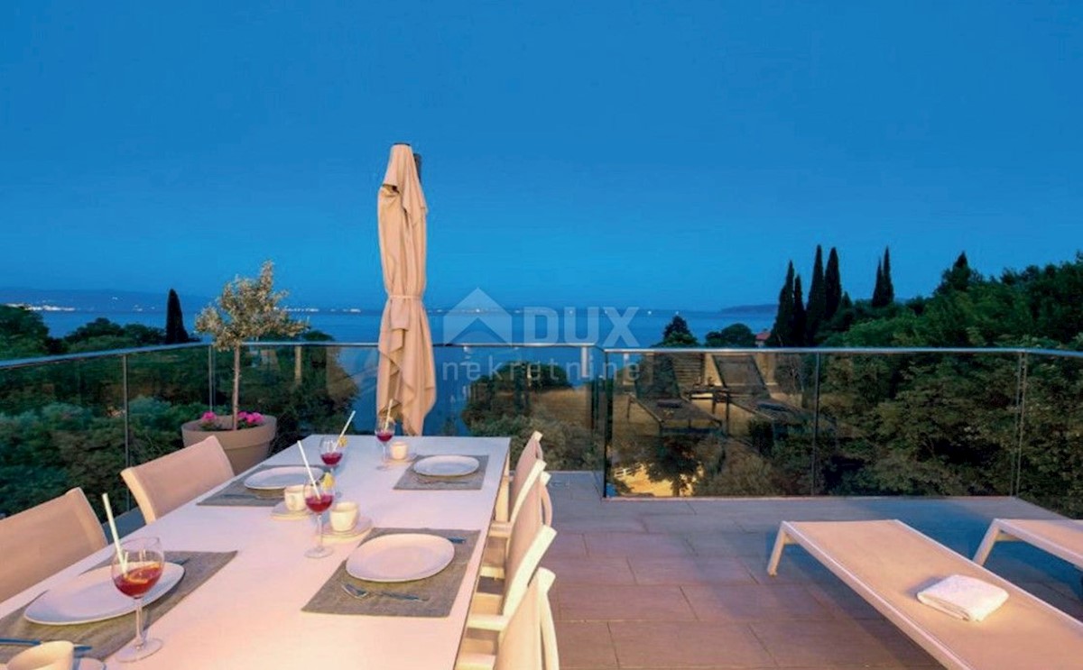 LOVRAN - Villa con piscina prima fila al mare