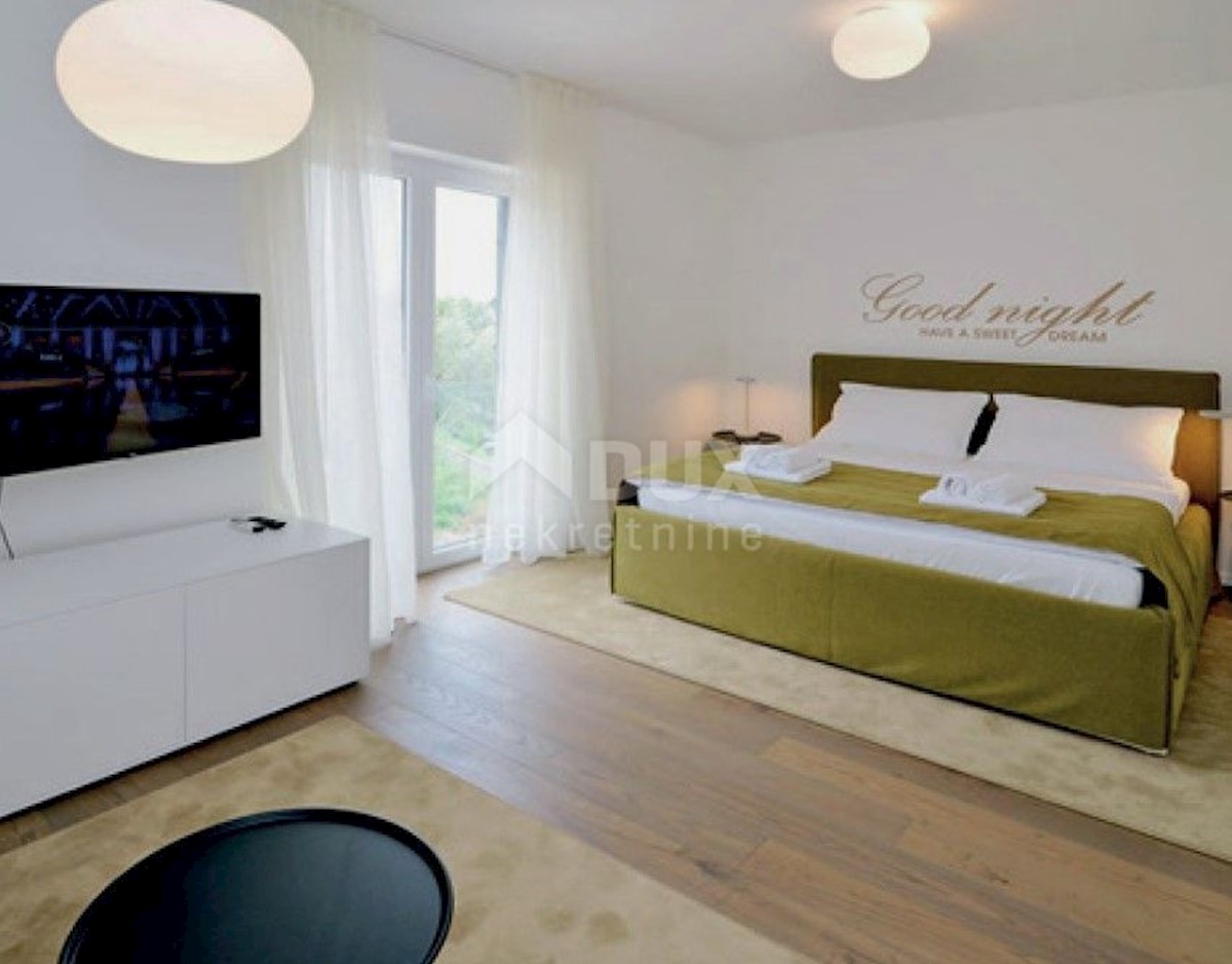 LOVRAN - Villa con piscina prima fila al mare