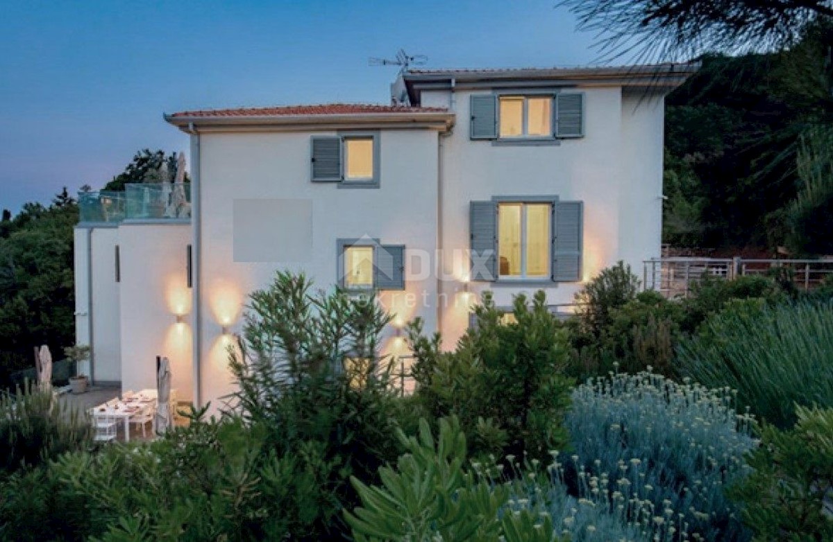 LOVRAN - Villa con piscina prima fila al mare
