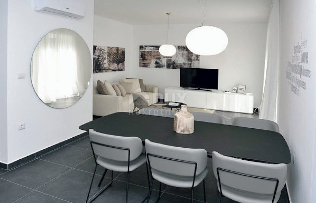 LOVRAN - Villa con piscina prima fila al mare