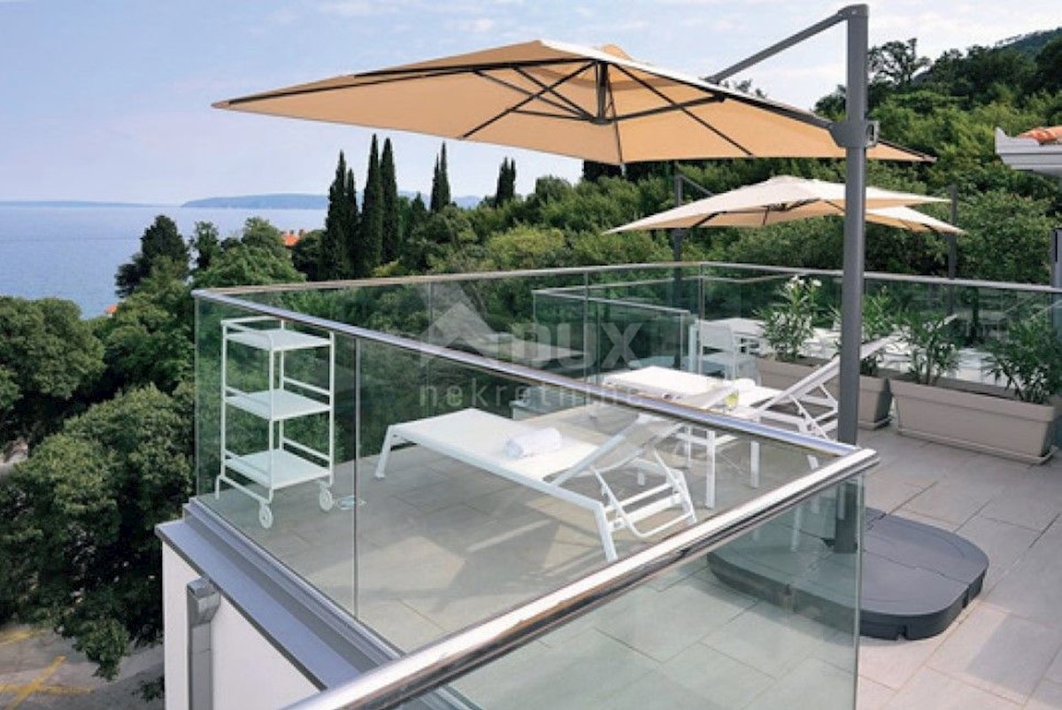 LOVRAN - Villa con piscina prima fila al mare