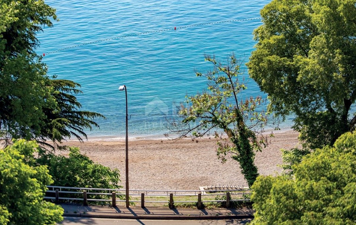 LOVRAN - Villa con piscina prima fila al mare