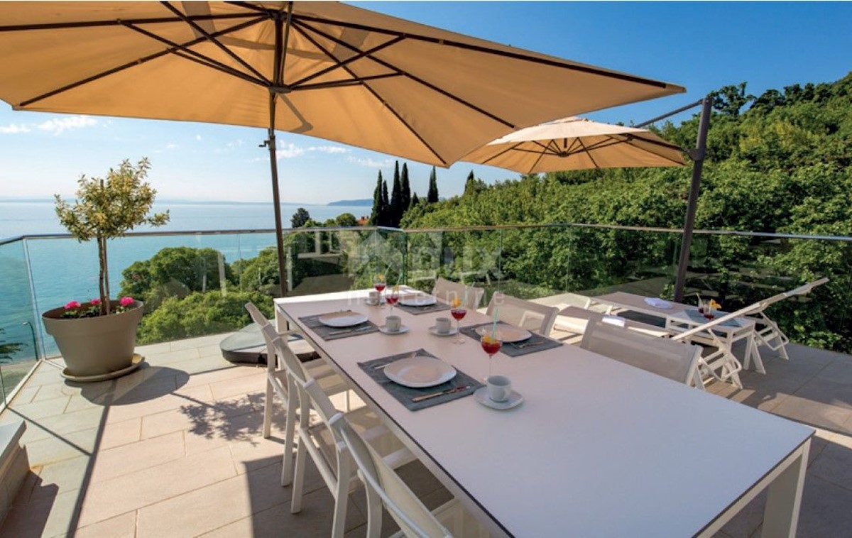 LOVRAN - Villa con piscina prima fila al mare