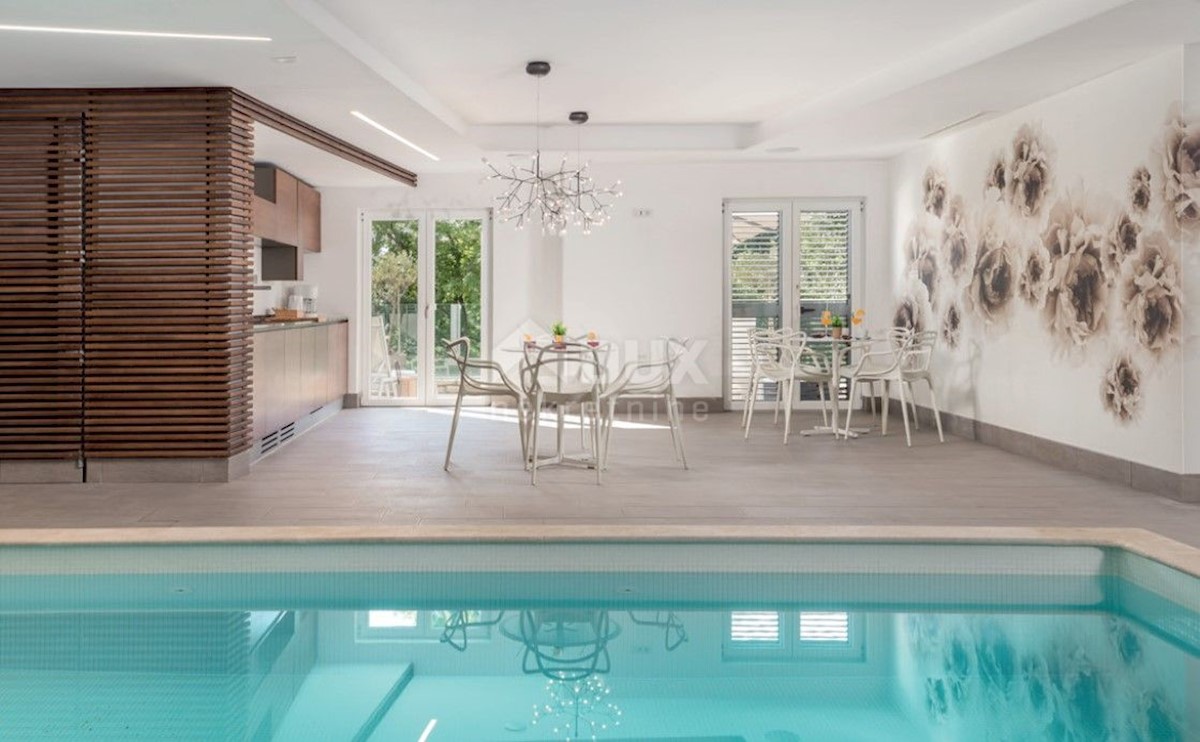 LOVRAN - Villa con piscina prima fila al mare