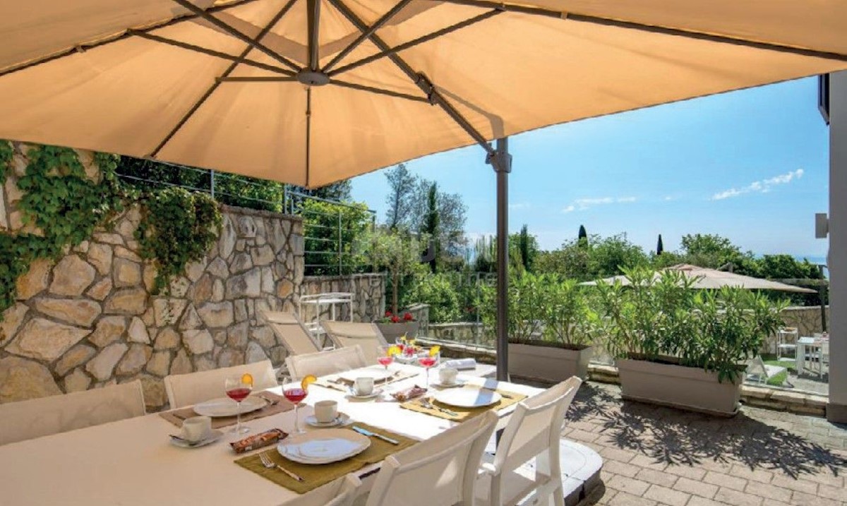 LOVRAN - Villa con piscina prima fila al mare