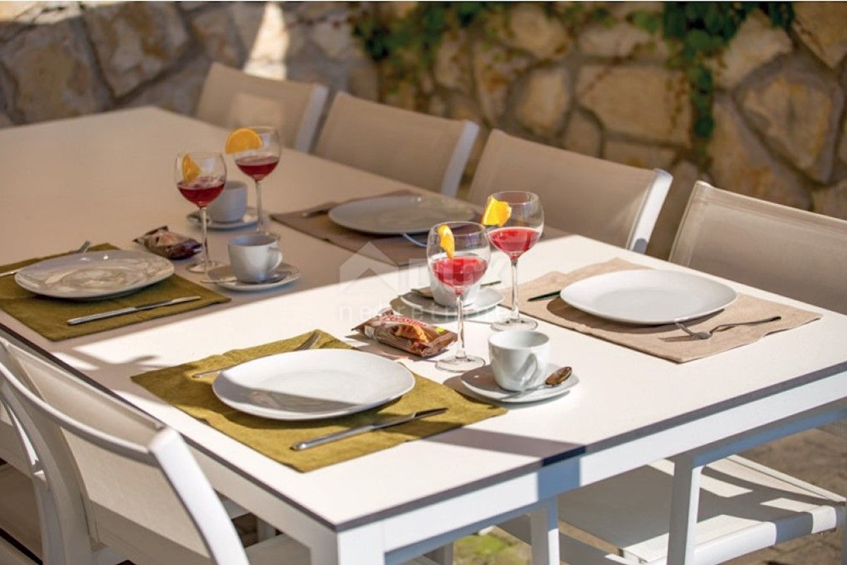 LOVRAN - Villa con piscina prima fila al mare