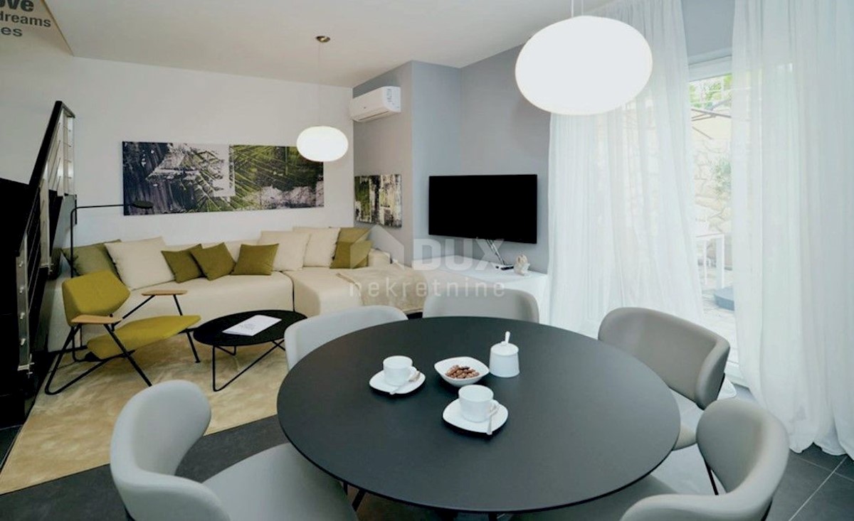 LOVRAN - Villa con piscina prima fila al mare