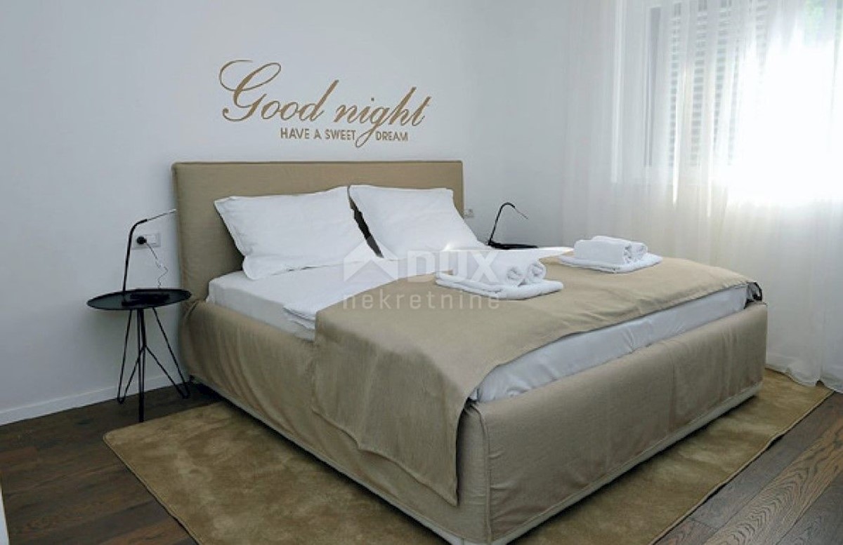 LOVRAN - Villa con piscina prima fila al mare