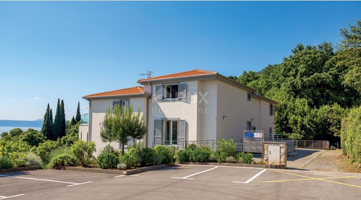LOVRAN - Villa con piscina prima fila al mare