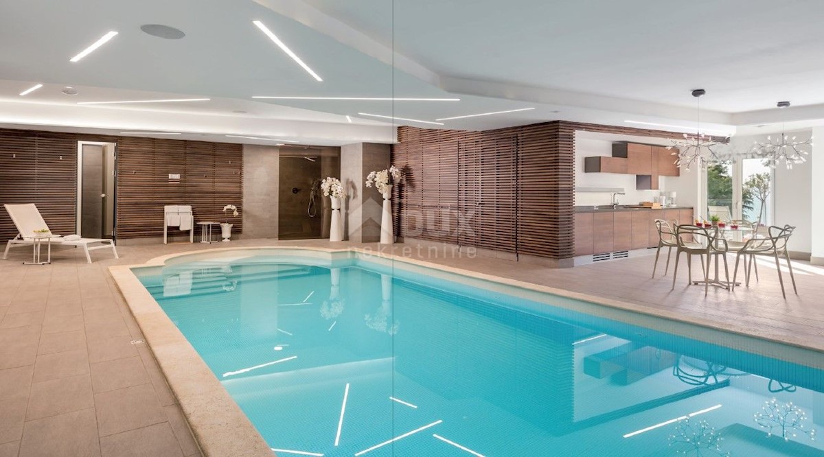 LOVRAN - Villa con piscina prima fila al mare