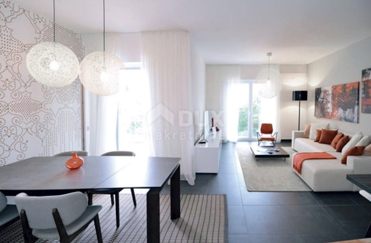 LOVRAN - Villa con piscina prima fila al mare