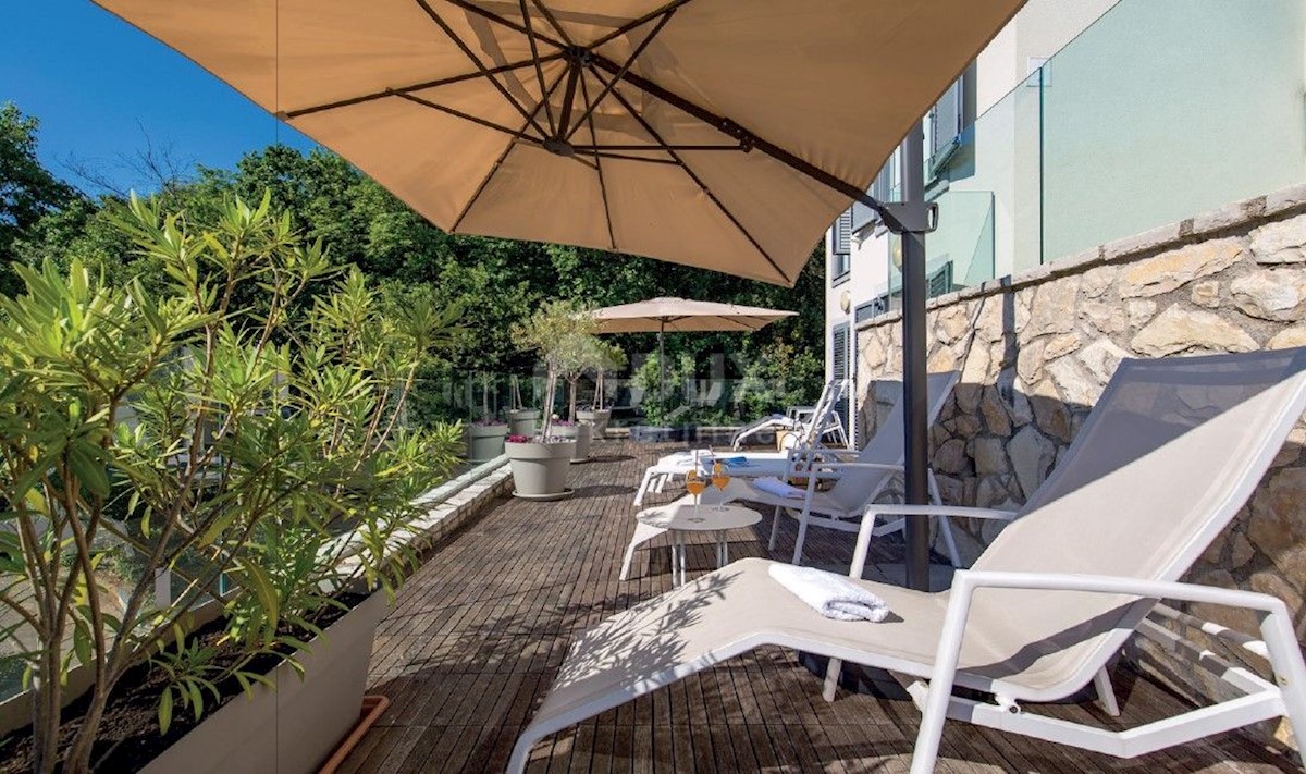 LOVRAN - Villa con piscina prima fila al mare