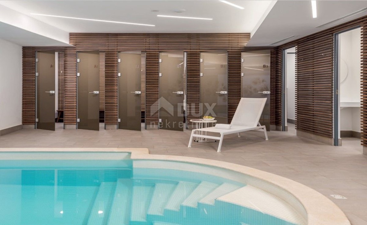 LOVRAN - Villa con piscina prima fila al mare