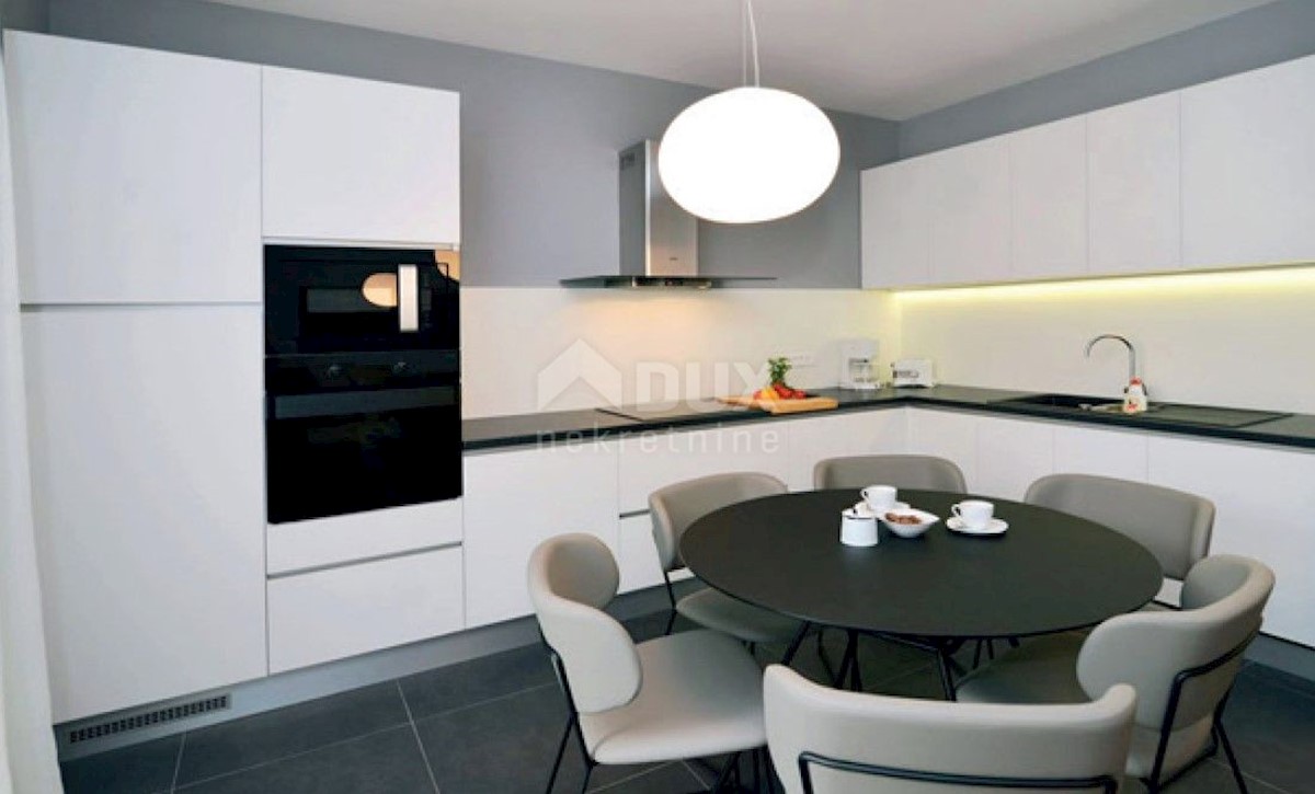 LOVRAN - Villa con piscina prima fila al mare