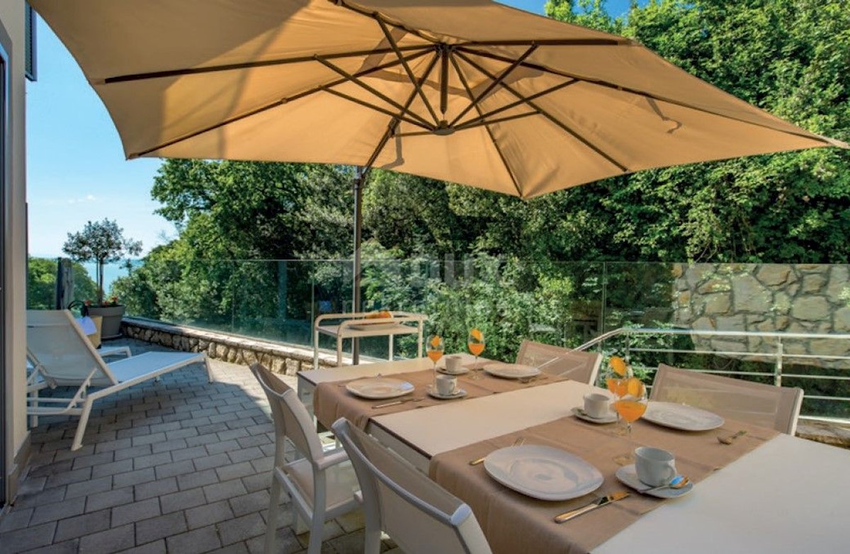 LOVRAN - Villa con piscina prima fila al mare