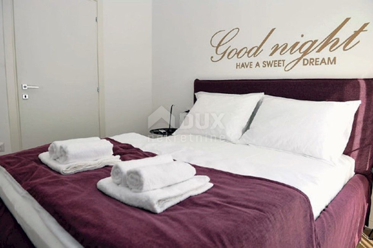 LOVRAN - Villa con piscina prima fila al mare