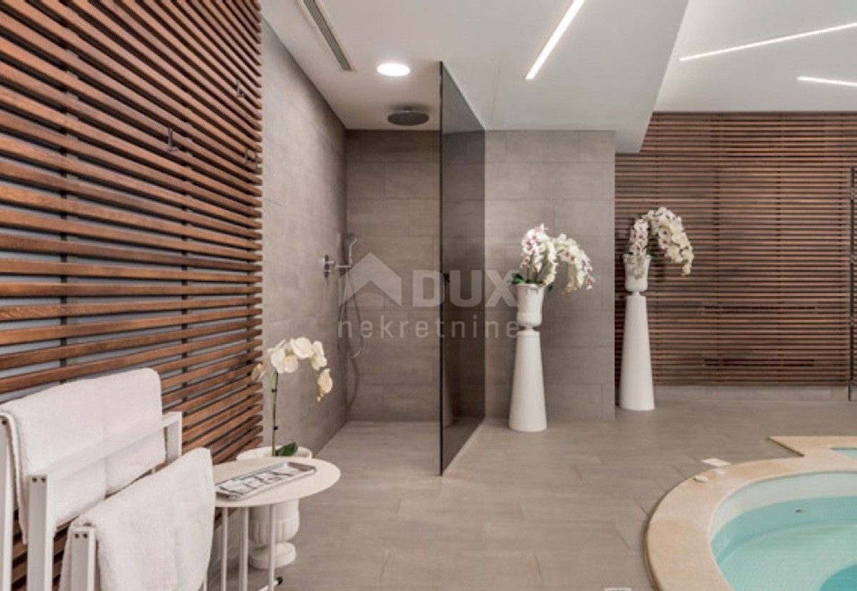 LOVRAN - Villa con piscina prima fila al mare