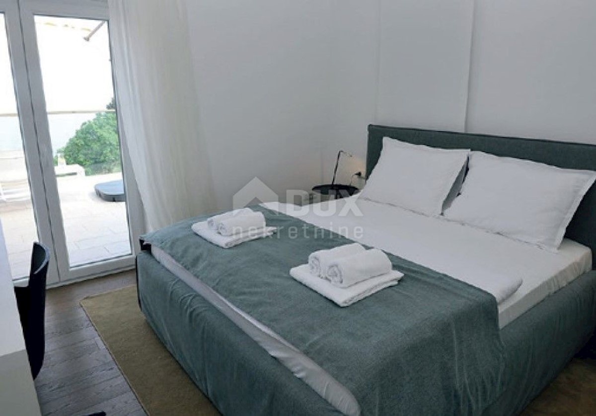 LOVRAN - Villa con piscina prima fila al mare