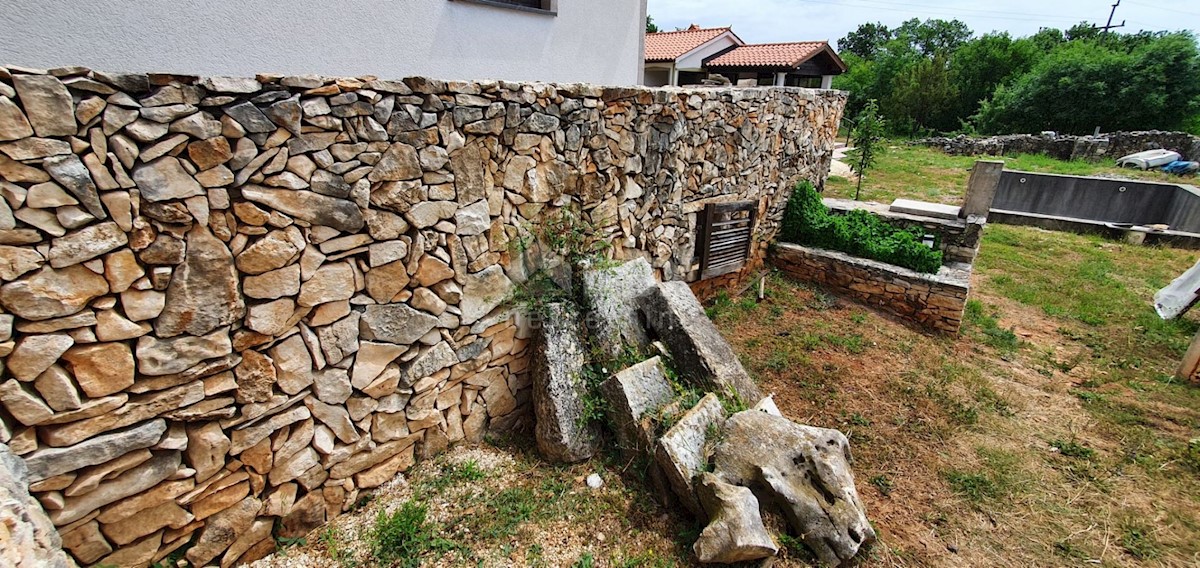 ISTRIA, RAKALJ - Due case in un ampio giardino con un grande potenziale