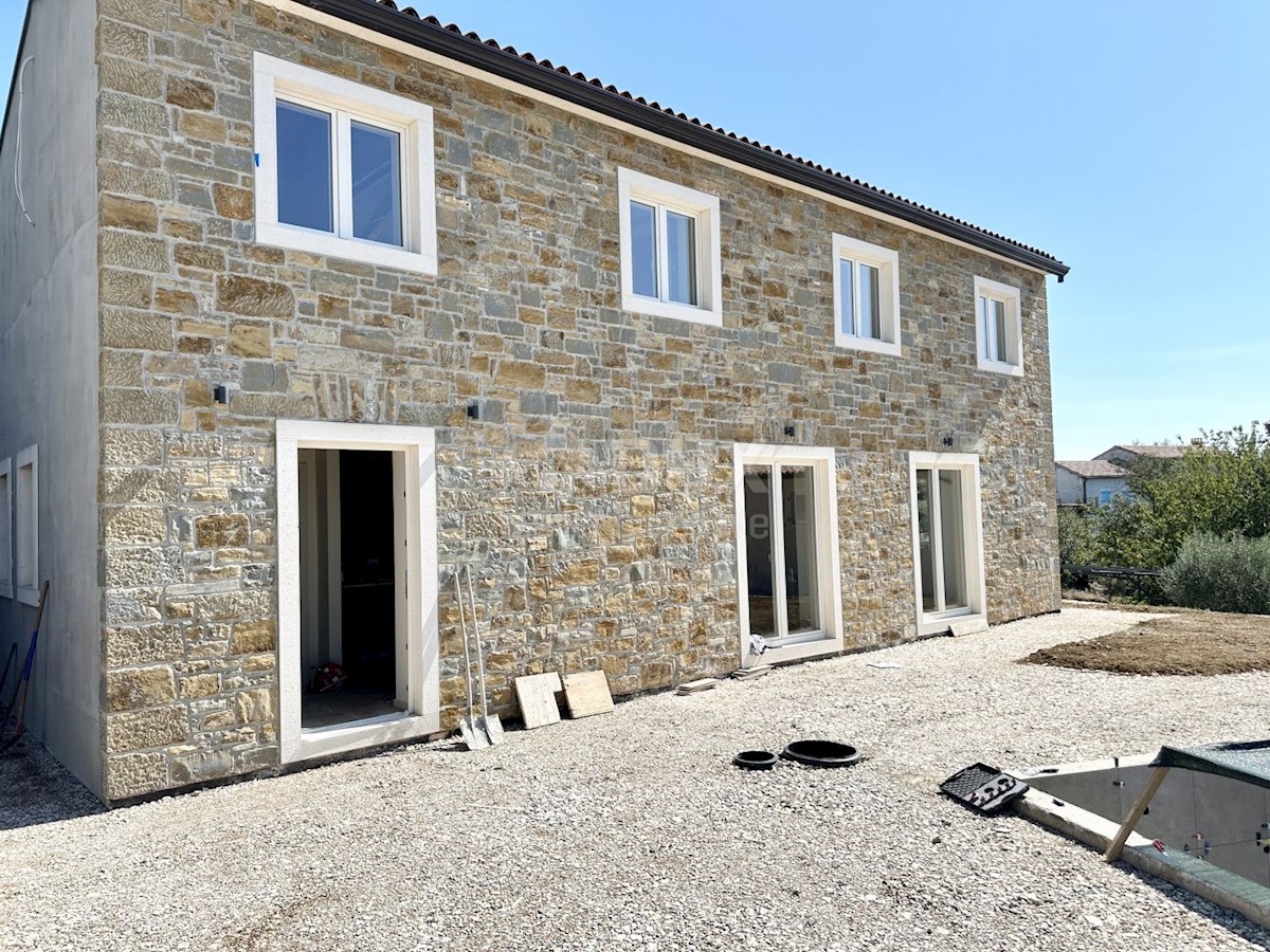 ISTRIA, MOMJAN - Casa in pietra d'Istria con vista sul mare