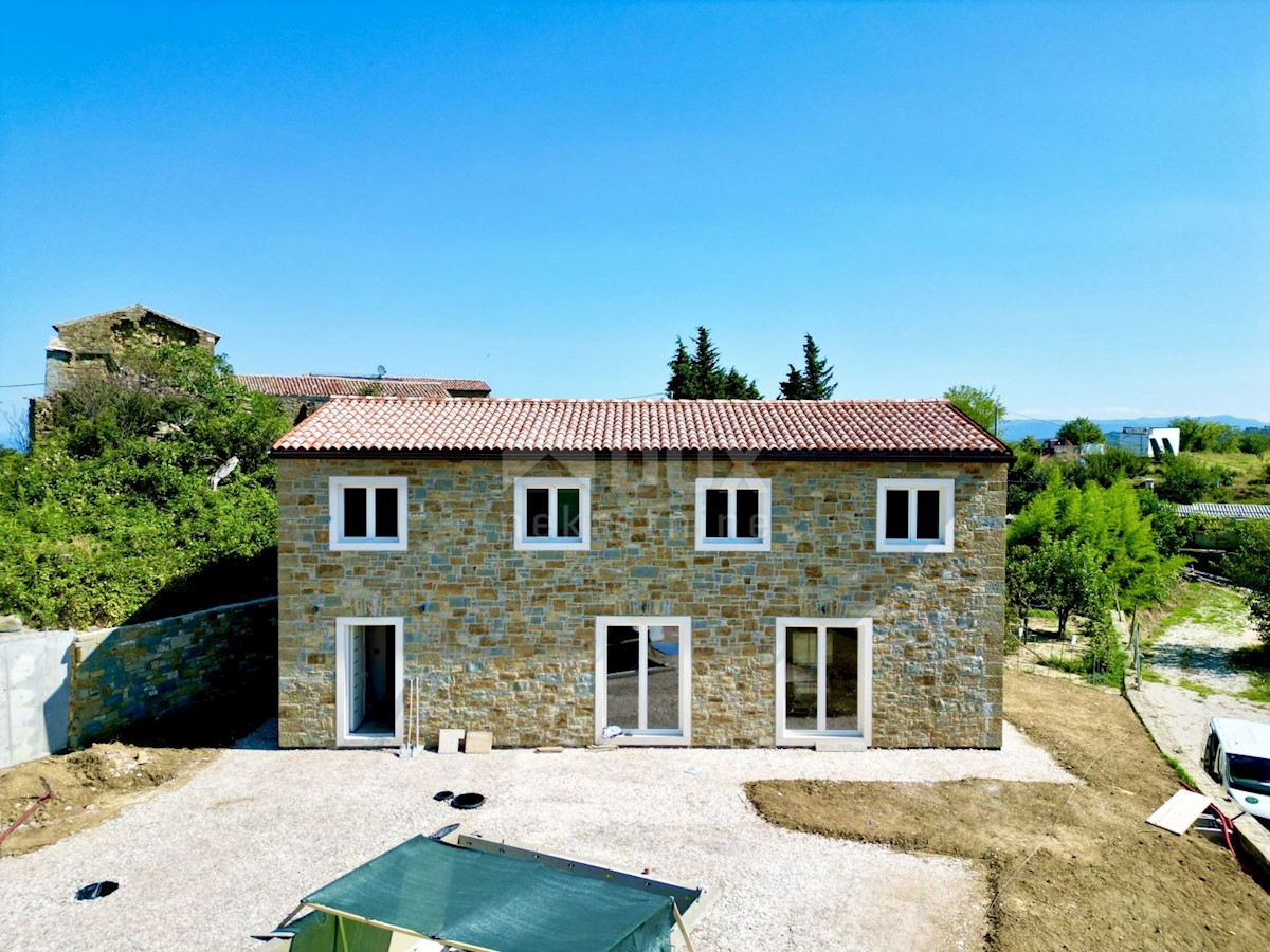 ISTRIA, MOMJAN - Casa in pietra d'Istria con vista sul mare