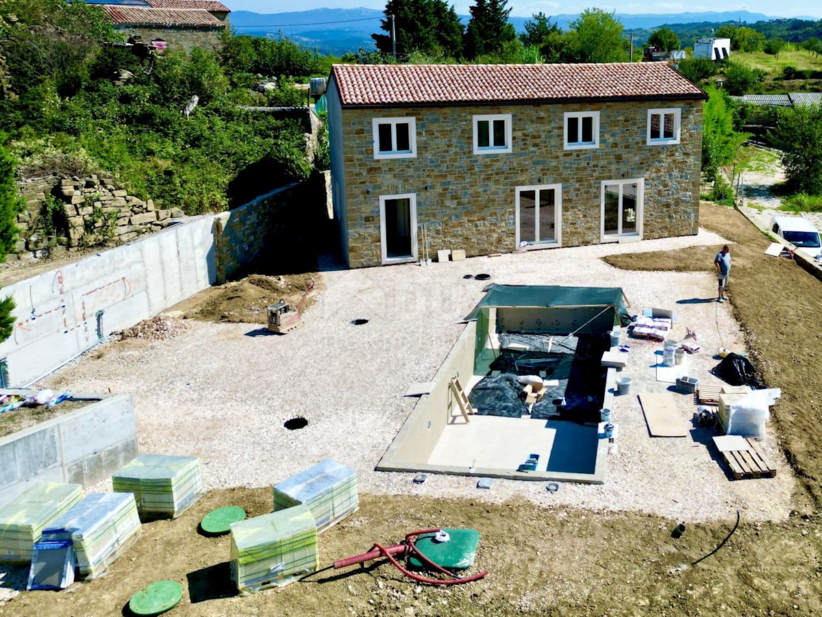 ISTRIA, MOMJAN - Casa in pietra d'Istria con vista sul mare