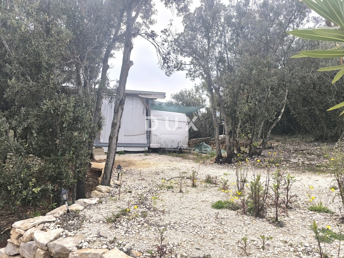 ISTRIA, PERUŠKI - Terreno per il fine settimana, a 30 metri dal mare!