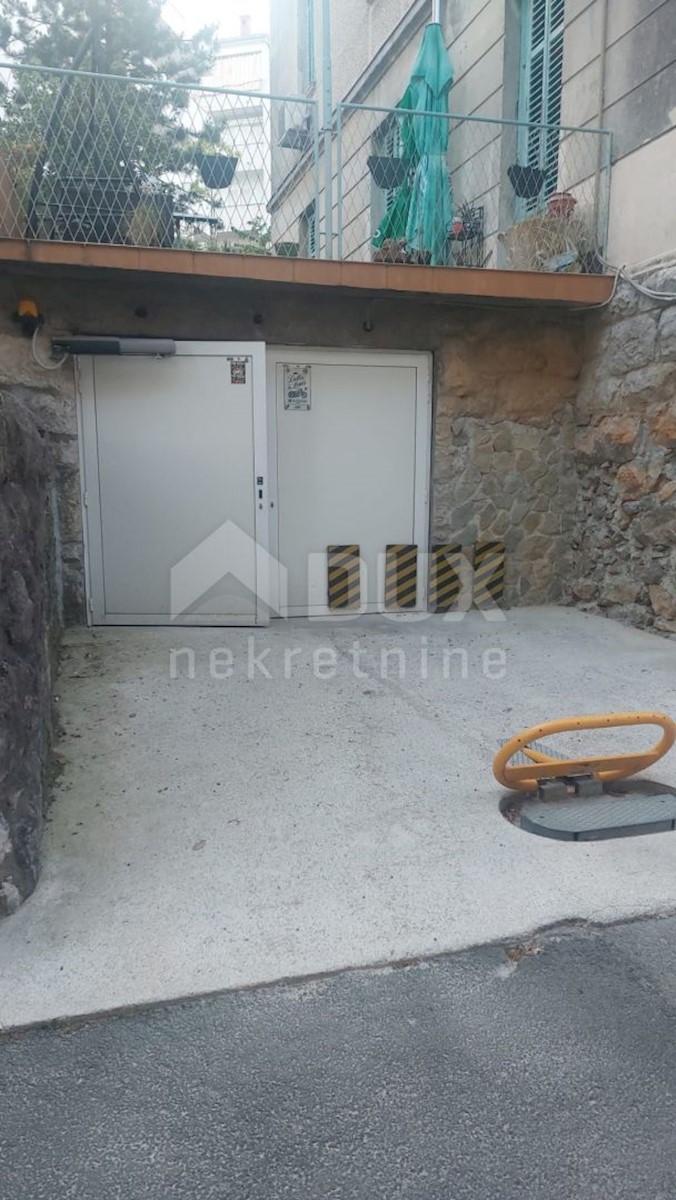 OPATIJA, CENTRO - appartamento 155m2 (67m2) con vista mare (terrazzo 30m2 + garage + 2x taverna + 1 parcheggio)