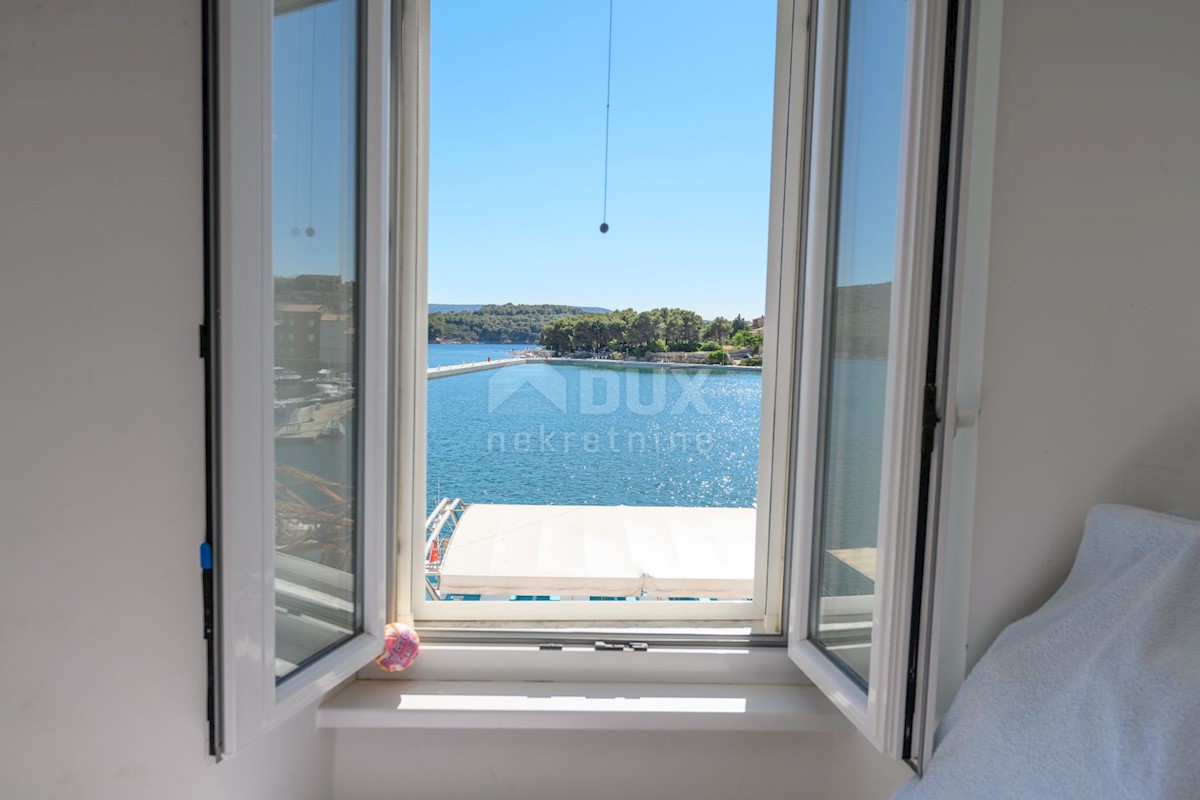 ISOLA DI CRES, CITTA DI CRES 3 camere da letto con vista incantevole PRIMA FILA DEL MARE