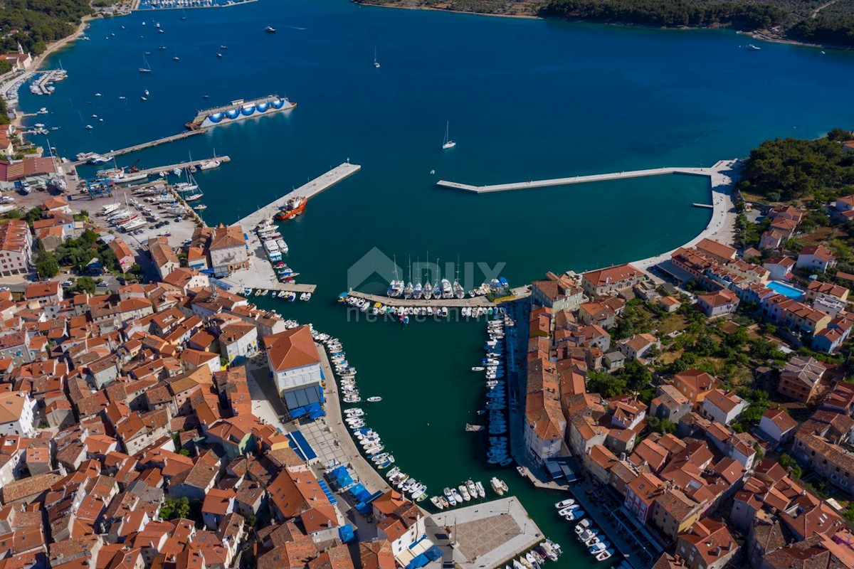 ISOLA DI CRES, CITTA DI CRES 3 camere da letto con vista incantevole PRIMA FILA DEL MARE